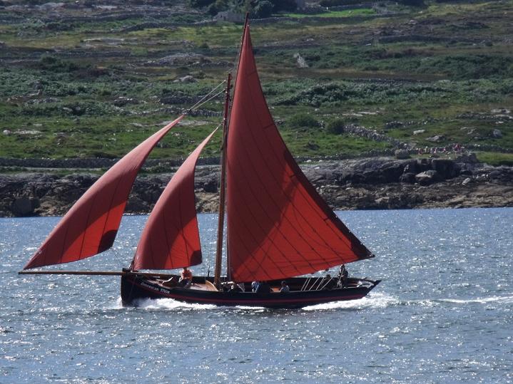 Galway Hooker under full sail.